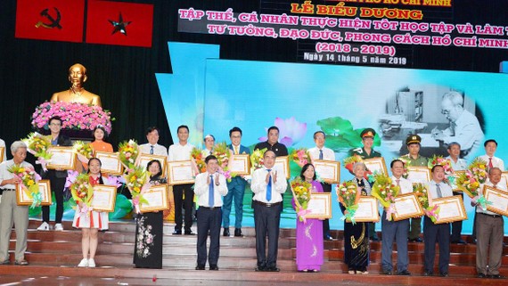 Bí thư Thành ủy TPHCM Nguyễn Thiện Nhân và Chủ tịch UBNDTPHCM Nguyễn Thành Phong tuyên dương các cá nhân và tập thể điển hình