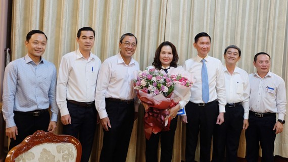 Phó Chủ tịch UBND TPHCM Trần Vĩnh Tuyến trao quyết định bổ nhiệm cho bà Lê Thúy Hằng