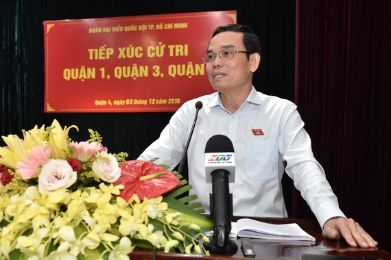Phó Bí thư Thường trực Thành ủy TPHCM Trần Lưu Quang phát biểu trong buổi tiếp xúc cử tri. Ảnh: VIỆT DŨNG