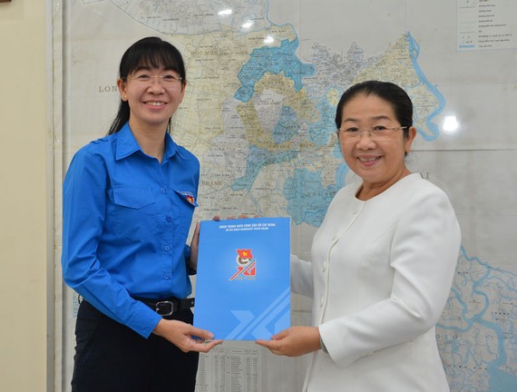 Phó Bí thư Thành uỷ TPHCM Võ Thị Dung trao quyết định cho chị Phan Thị Thanh Phương. Ảnh: VIỆT DŨNG