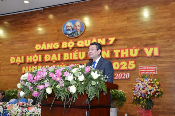 Chủ tịch UBND quận 7 Hoàng Minh Tuấn Anh phát biểu tại Đại hội Đảng bộ quận 7. Ảnh: VIỆT DŨNG