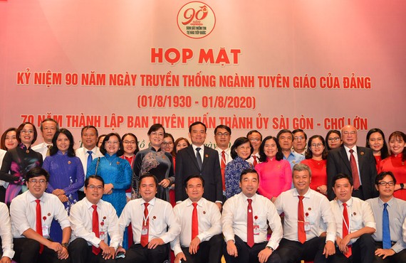 Phó Bí thư Thường trực Thành ủy TPHCM Trần Lưu Quang chụp hình cùng các đại biểu ngành Tuyên giáo. Ảnh: VIỆT DŨNG