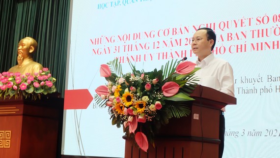 Bí thư Thành ủy TP Thủ Đức Nguyễn Văn Hiếu thông tin tại hội nghị 