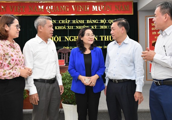 Chủ tịch HĐND TPHCM Nguyễn Thị Lệ trao đổi cùng các đồng chí lãnh đạo quận 3 tại Hội nghị BCH Đảng bộ quận 3.Ảnh:VIỆT DŨNG