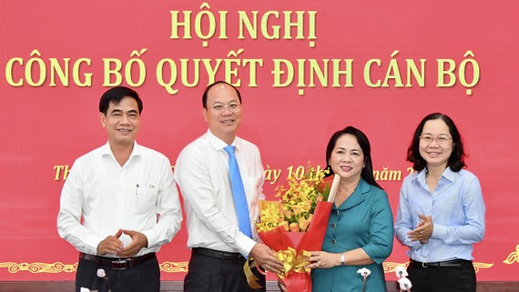 Phó Bí thư Thành uỷ TPHCM Nguyễn Hồ Hải tặng hoa chúc mừng đồng chí Trần Kim Yến. Ảnh: VIỆT DŨNG