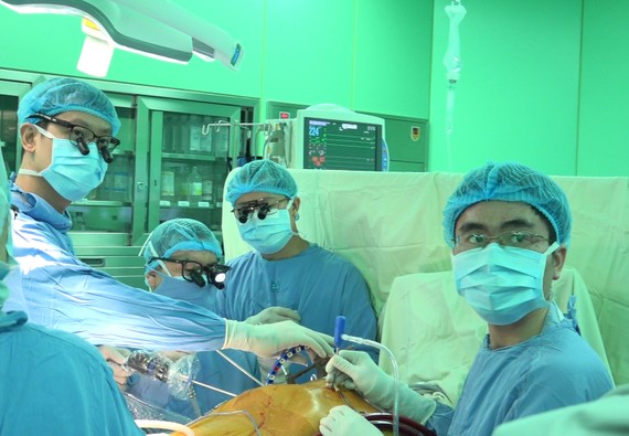 Các bác sĩ tiến hành phẫu thuật huật bắc cầu động mạch vành ít xâm lấn
