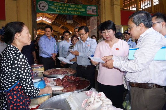 Lãnh đạo TPHCM kiểm tra an toàn thực phẩm tại chợ Bến Thành. Ảnh: HOÀNG HÙNG