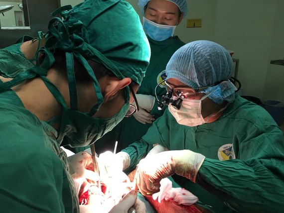 Các bác sĩ đang tiến hành phẫu thuật nối lại cẳng chân gần đứt lìa cho bệnh nhân