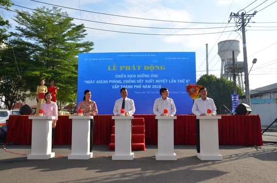 Các đại biểu khởi động chiến dịch “Ngày ASEAN phòng chống sốt xuất huyết” cấp TP
