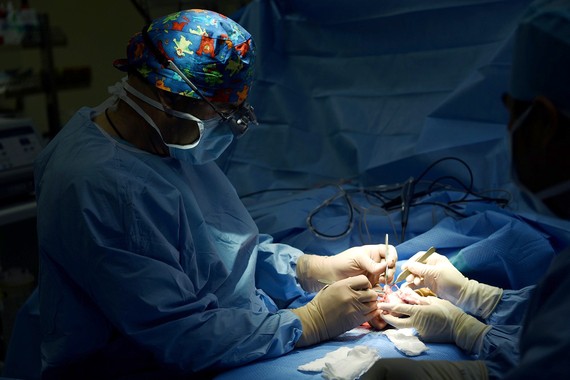 Bác sĩ Stephane Geuro phẫu thuật bàn tay cho bệnh nhi