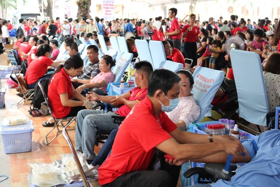 Đông đảo người dân hiến máu tình nguyện 
