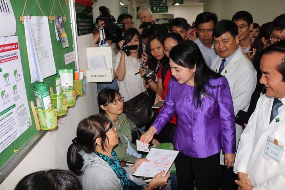 Bộ trưởng Bộ Y tế Nguyễn Thị Kim Tiến thăm hỏi bệnh nhân đang thăm khám tại Bệnh viện Hoàn Mỹ