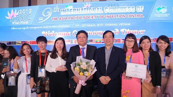 PGS.TS. Lương Ngọc Khuê,Cục trưởng Cục Khám chữa bệnh (Bộ Y tế) cùng đại diện BV nhận giải thưởng