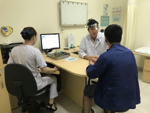 TS. BS. Lý Xuân Quang đang thăm khám cho bệnh nhân