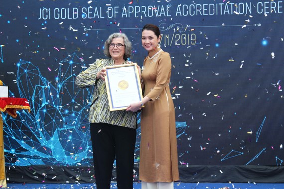 Bà Paula Wilson trao chứng nhận con dấu vàng JCI cho bà Nguyễn Thục Anh, Tổng Giám đốc Bệnh viện Quốc tế Hạnh Phúc