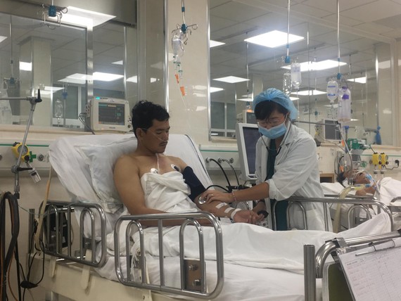 Bác sĩ đang thăm khám cho anh Nguyễn Văn Lâm