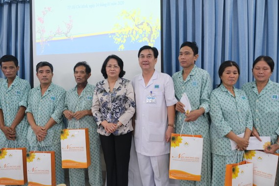 Phó Chủ tịch nước Đặng Thị Ngọc Thịnh thăm và tặng quà các bệnh nhân điều trị ung thư tại BV Ung bướu TPHCM