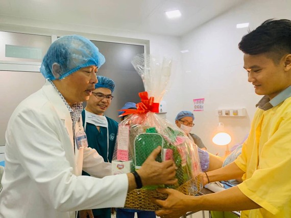  Tiến sĩ- Bác sĩ Lê Quang Thanh - Giám đốc Bệnh viện Từ Dũ tặng quà, chúc mừng gia đình sản phụ. Ảnh: NGỌC DIỆP