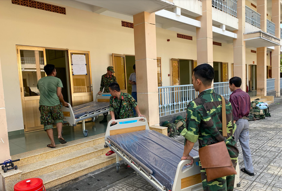 Bệnh viện Bệnh Nhiệt Đới vận chuyển giường bệnh mới của bệnh viện lên cung cấp cho Bệnh viện dã chiến