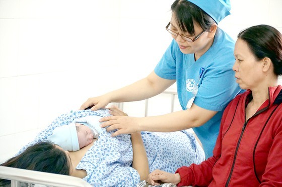 Niềm vui của sản phụ và gia đình khi em bé chào đời một cách an toàn và khỏe mạnh tại cơ sở y tế. Ảnh minh họa