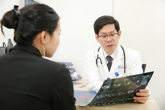 Bác sĩ Nguyễn Thế Toàn - Phó Khoa Ngoại Bệnh viện Gia An 115 đang khám cho bệnh nhân