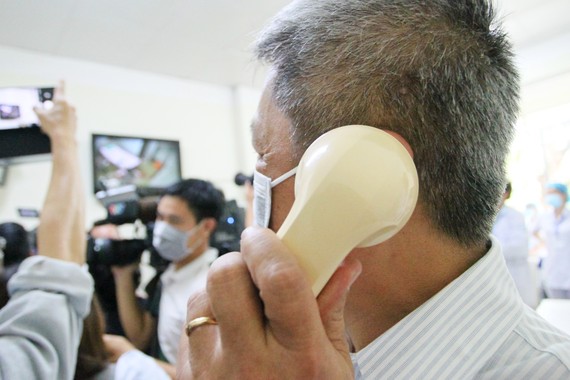 Thứ trưởng Bộ Y tế Nguyễn Trường Sơn hỏi thăm sức khỏe bệnh nhân qua điện thoại