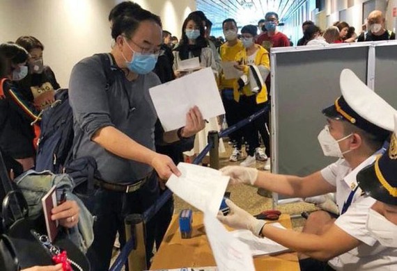 Người nước ngoài khai báo y tế tại cảng hàng không Tân Sơn Nhất