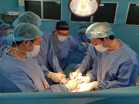Ekip bác sĩ đang tiến hành phẫu thuật cấp cứu cho bệnh nhân thủng động mạch do lao