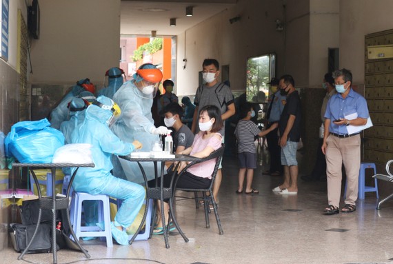 Lực lượng y tế đang lấy mẫu xét nghiệm cho cư dân Chung cư Thái An 2, quận 12