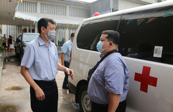 Giám đốc Bệnh viện Chợ Rẫy (bìa trái) tiễn đội phản ứng nhanh số 4 lên đường đi Đà Nẵng