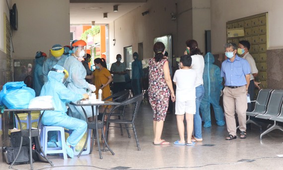 Ngành y tế lấy mẫu xét nghiệm tại chung cư Thái An, quận 12