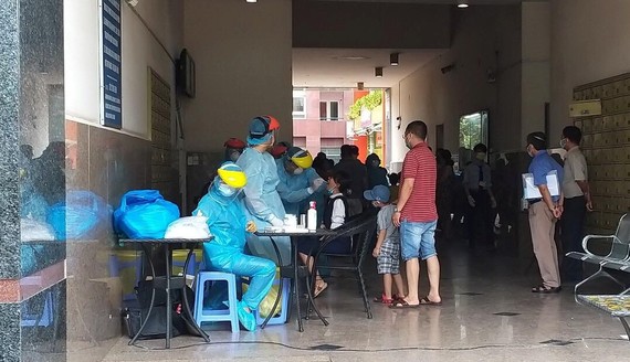 Lực lượng y tế đang lấy mẫu xét nghiệm cho cư dân Chung cư Thái An, quận 12