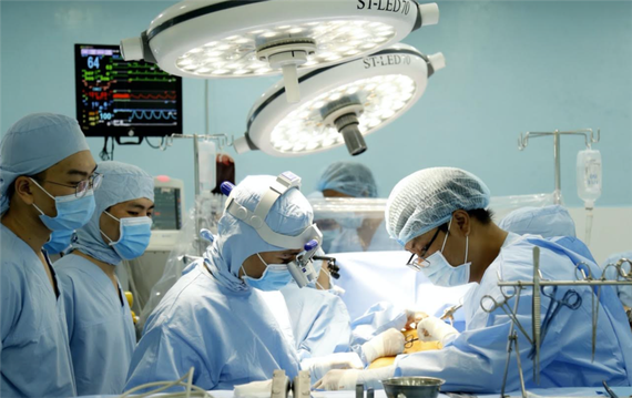 Các bác sĩ tiến hành phẫu thuật cho bệnh nhân 