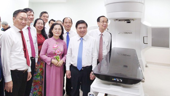 Chủ tịch UBND TPHCM Nguyễn Thành Phong cùng các đại biểu tham quan hệ thống máy xạ trị mới nhất tại  Bệnh viện Ung bướu TPHCM cơ sở 2. Ảnh: HOÀNG HÙNG