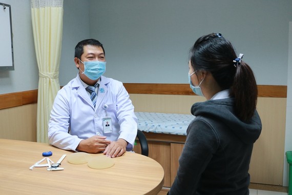Bác sĩ Vũ Hữu Thịnh tư vấn cho bệnh nhân sau phẫu thuật