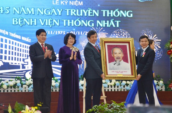 Phó Chủ tịch nước Đặng Thị Ngọc Thịnh trao tặng bức chân dung Chủ tịch Hồ Chí Minh cho Bệnh viện Thống Nhất