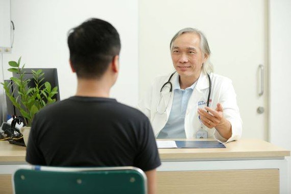 Bác sĩ Dương Duy Trang, Trưởng khoa Nội tim mạch - Tim mạch can thiệp, Bệnh viện Gia An 115 đang thăm khám, tư vấn cho người bệnh