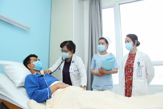 Bác sĩ chuyên khoa 2 Tạ Phương Dung, Phó Giám đốc Bệnh viện Gia An 115 đang thăm khám cho người bệnh