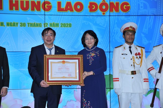 Phó Chủ tịch nước Đặng Thị Ngọc Thịnh đã trao tặng danh hiệu Anh hùng Lao động thời kỳ đổi mới giai đoạn 2009-2019 cho Trường Đại học Y khoa Phạm Ngọc Thạch