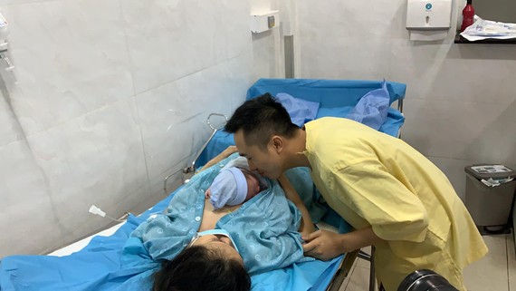 Vợ chồng sản phụ Phạm Thị Thanh Nhi hạnh phúc bên con trai sinh đúng thời khắc giao thừa 2021