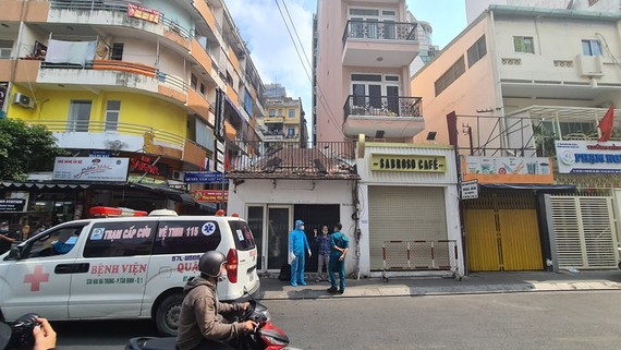 Quán cafe trên đường Bùi Viện, quận 1 buộc đóng cửa, phun khử khuẩn 