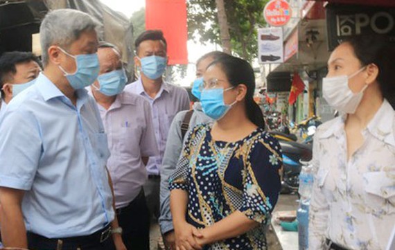 PGS-TS Nguyễn Trường Sơn, Thứ trưởng Bộ Y tế thăm hỏi người dân tại khu vực phong tỏa cách ly tại hẻm 251 Quang Trung, phường 10, quận Gò Vấp