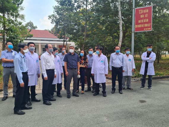 Thứ trưởng Bộ Y tế Nguyễn Trường Sơn thăm hỏi động viên đội ngũ y bác sĩ Bệnh viện Bệnh lý hô hấp cấp tính Củ Chi