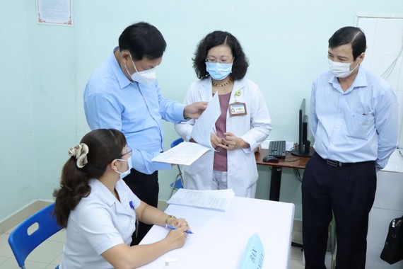 Thứ trưởng Bộ Y tế Đỗ Xuân Tuyên kiểm tra công tác tiêm chủng vaccine Covid-19 tại Bệnh viện Hùng Vương