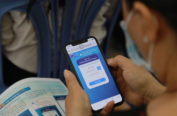 Người dân phường 27, quận Bình Thạnh khai báo dữ liệu và lập hồ sơ sức khoẻ điện tử