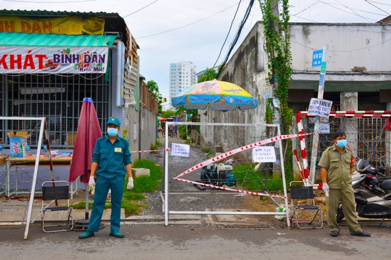 Phong tỏa nơi ca nghi nhiễm tại con hẻm tại thị trấn Nhà Bè, huyện Nhà Bè, TPHCM