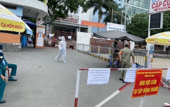 Bệnh viện quận Tân Phú bị phong tỏa. Ảnh: CAO THĂNG