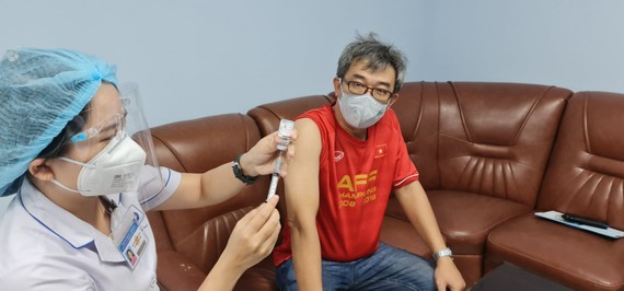 Nhân viên y tế tiêm vaccine Covid-19 cho đối tượng ưu tiên