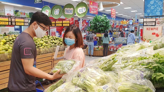Người dân mua lương thực tại một siêu thị