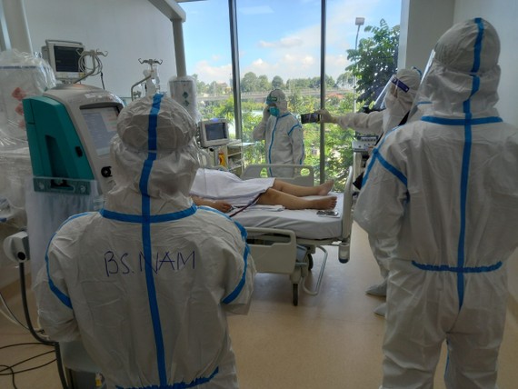 Nhân viên y tế chăm sóc cho bệnh nhân tại Bệnh viện Hồi sức Covid-19